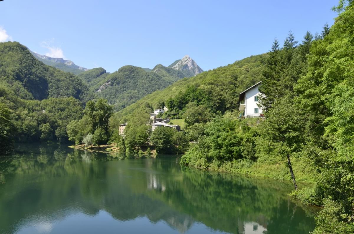 garfagnana isola santa lago toscana