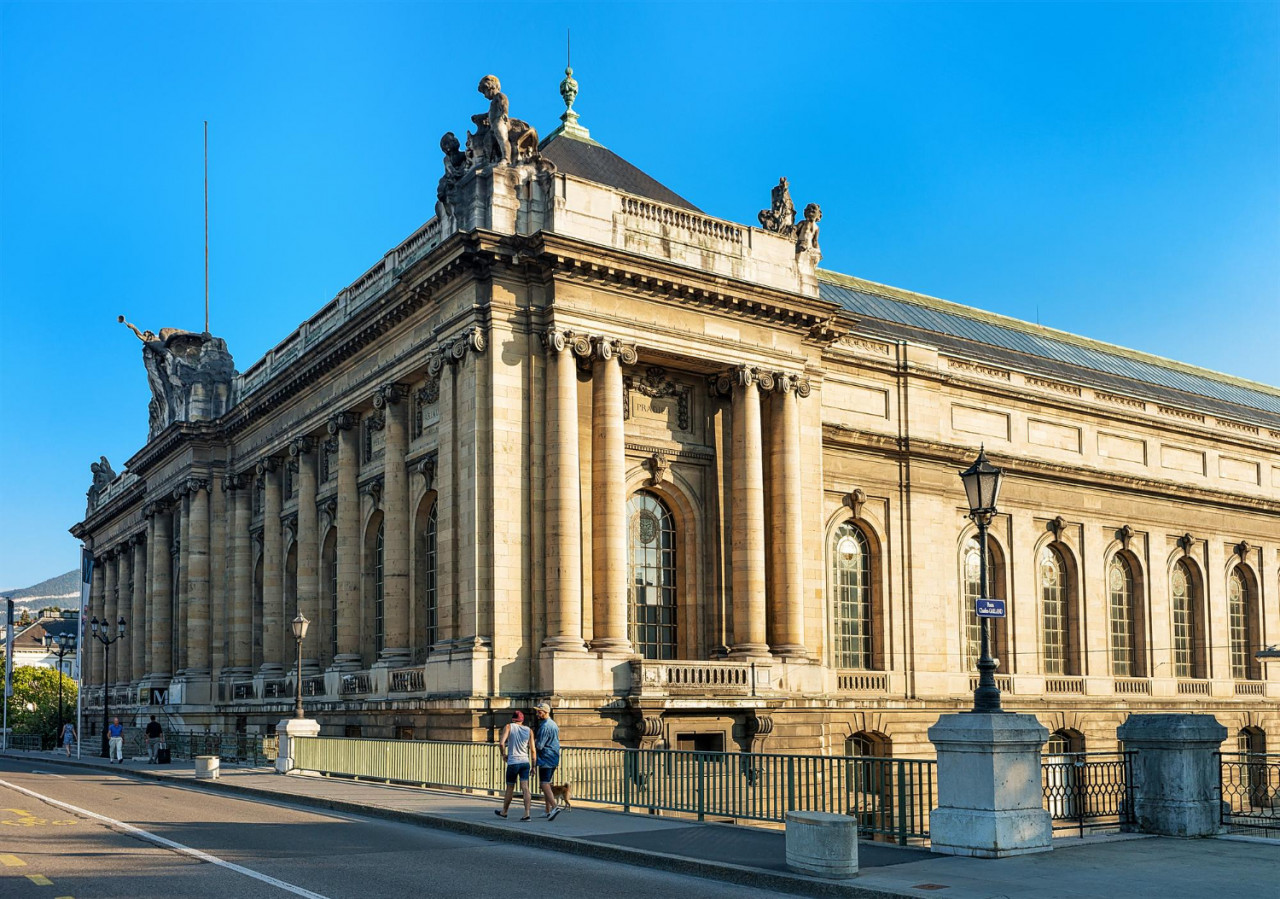 geneva switzerland august 30 2016 people north west facade museum art history geneva city center switzerland