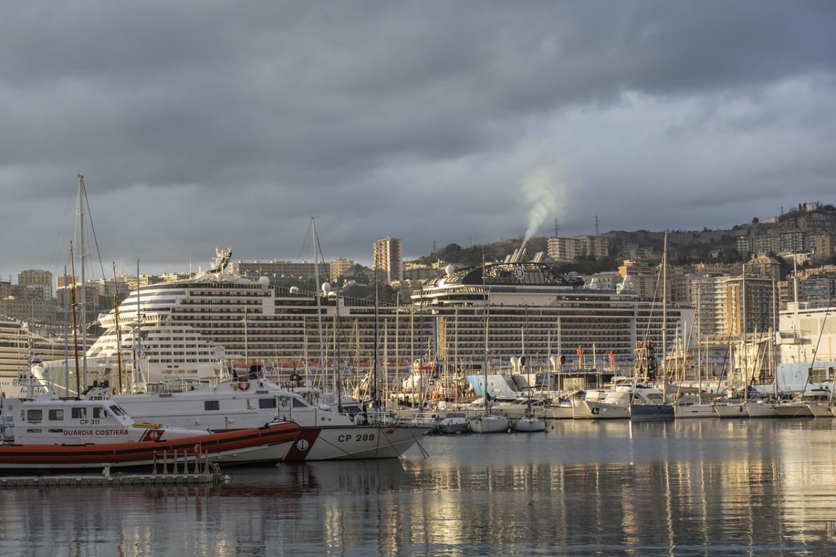 genova porto antico mare liguria