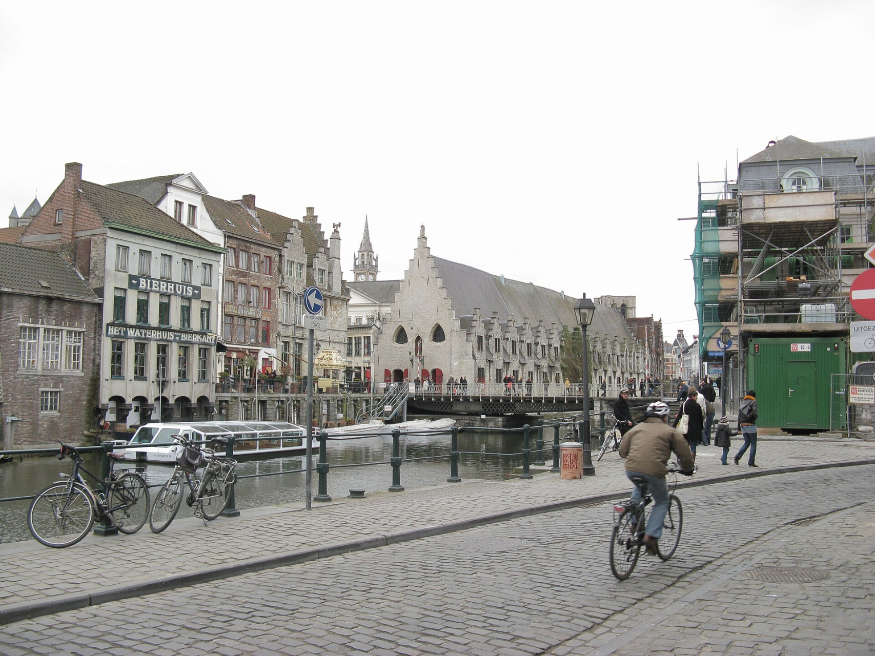 Strette stradine acciottolate e ristoranti tipici nel quartiere medievale di Patershol.