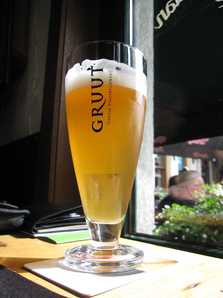 Bicchiere di birra artigianale Gruut prodotta senza luppolo a Gand.
