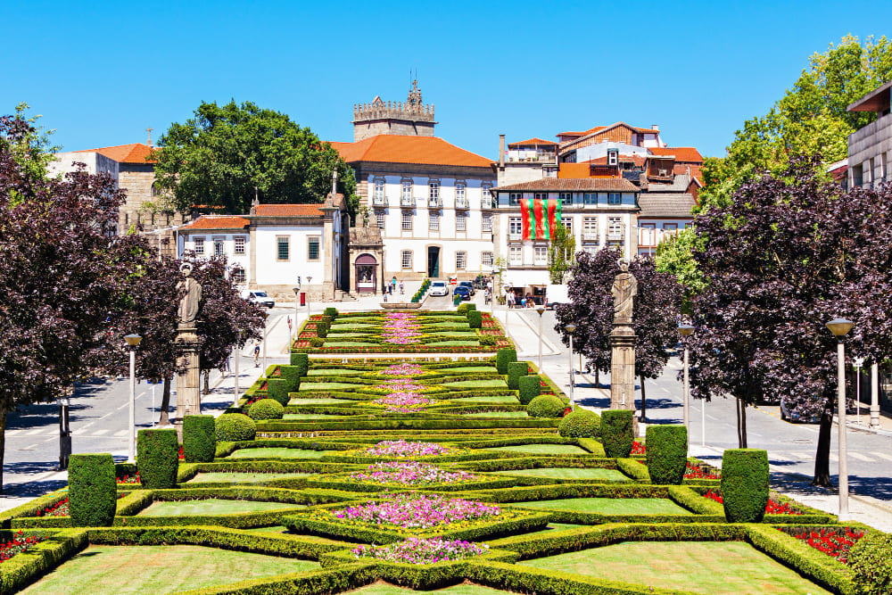 giardino vicino a nossa senhora da consolacao e dos santos passos church chiesa di sao gualter a guimaraes portogallo