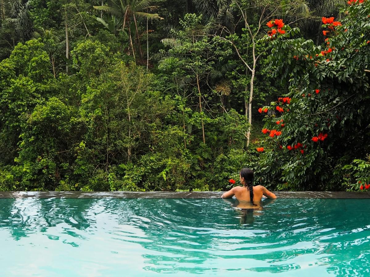 giungla ragazza piscina bali ubud 1