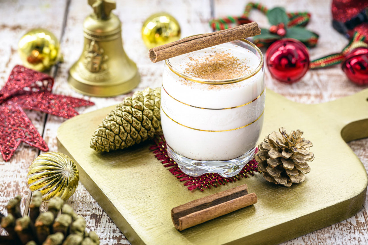 glass hot eggnog christmas drink based eggs cinnamon almonds rum liqueur called eggnog milk pisco momo cola coquito cra me de vie eierlika r