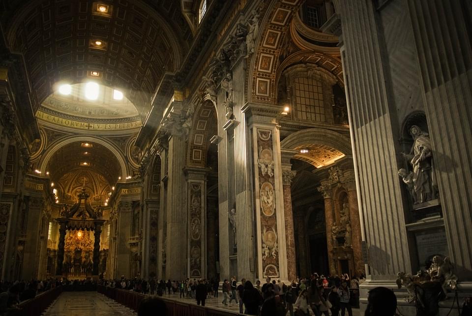 gli interni della basilica, dalla capienza record