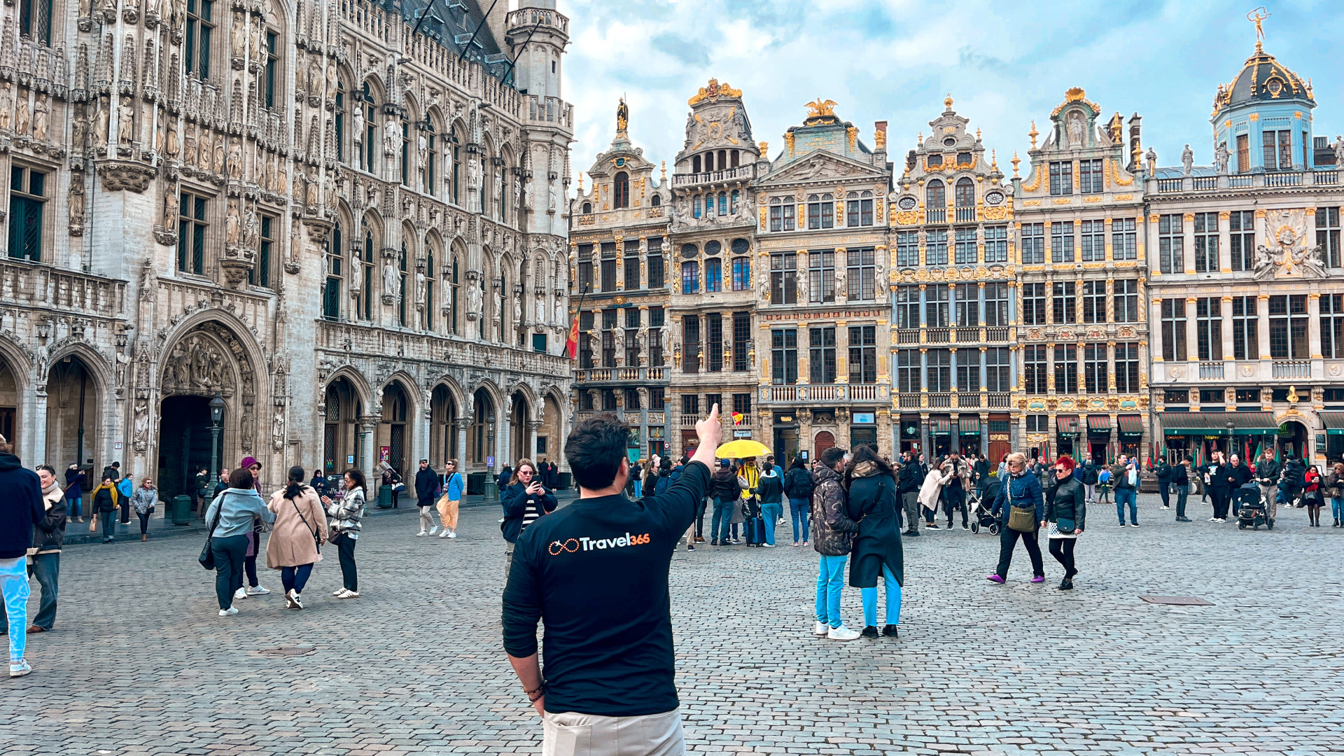La Grand Place di Bruxelles con i suoi palazzi dorati.