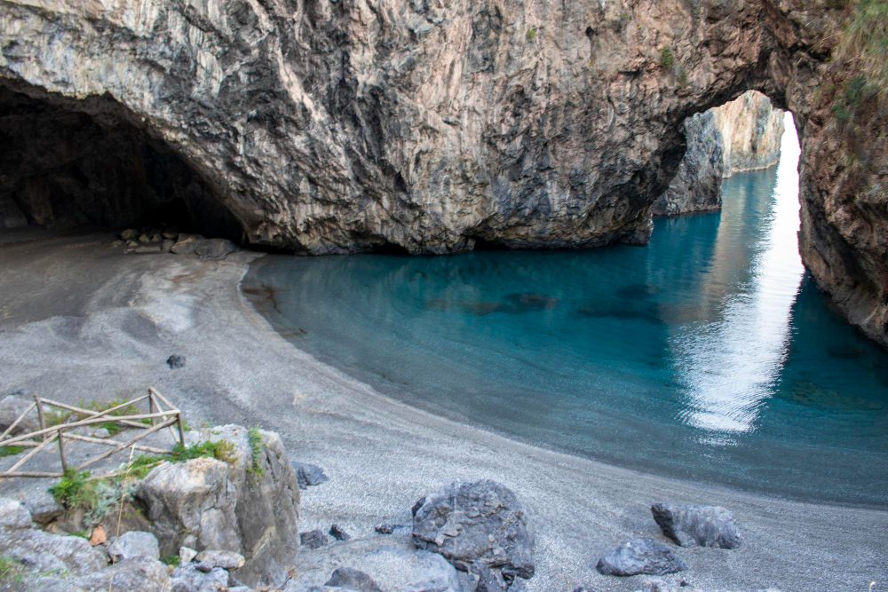 grande arco veduta aerea arco roccia arco magno e spiaggia san nicola arcella provincia di cosenza calabria