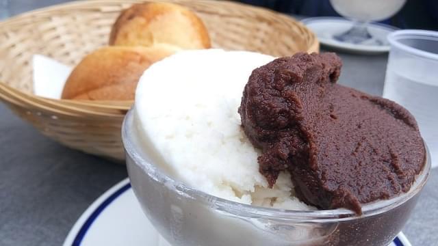 granita ai gusti mandorla e cioccolato con brioche