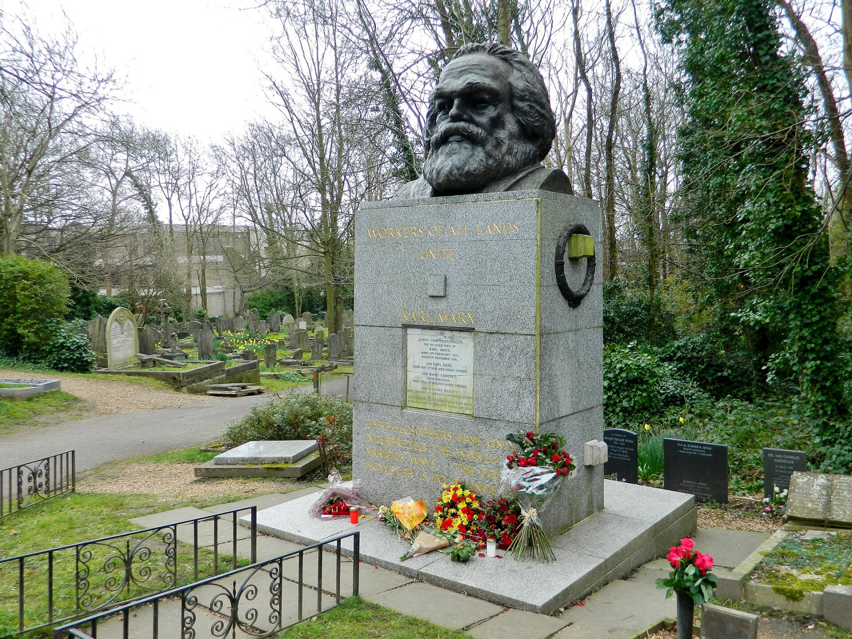 graveofkarlmarxhighgatecemeteryinlondon2016 07