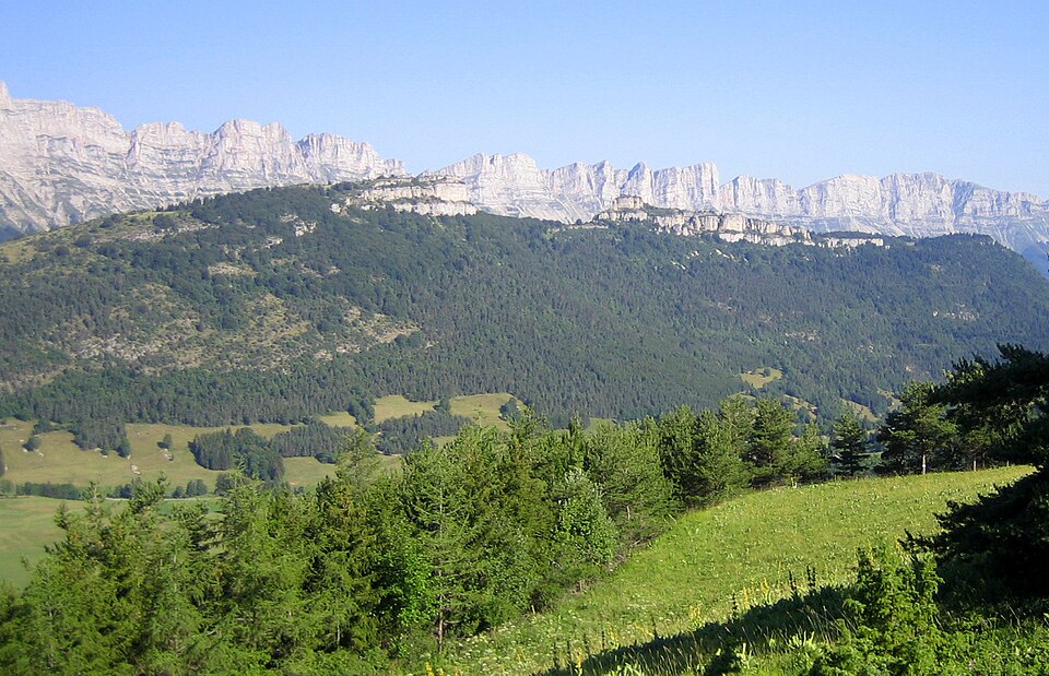 gresse en vercors falaise dominant la vallee vue depuis environs du pas du serpaton 1a