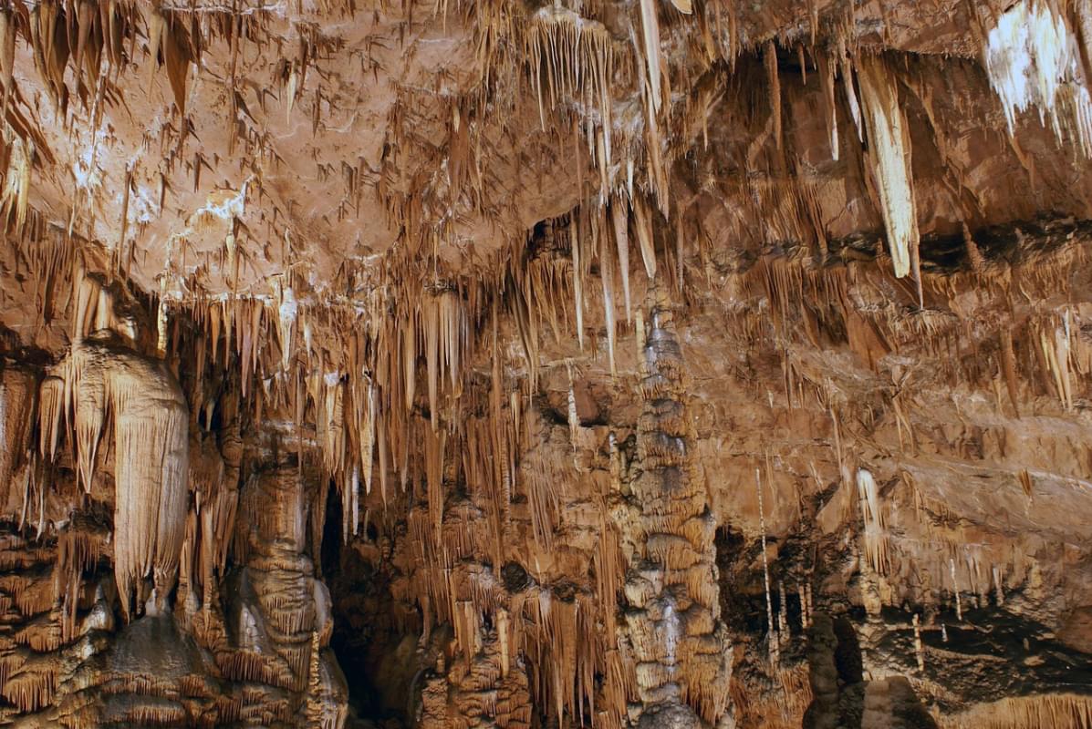 grotta stalagmite geologia caverna