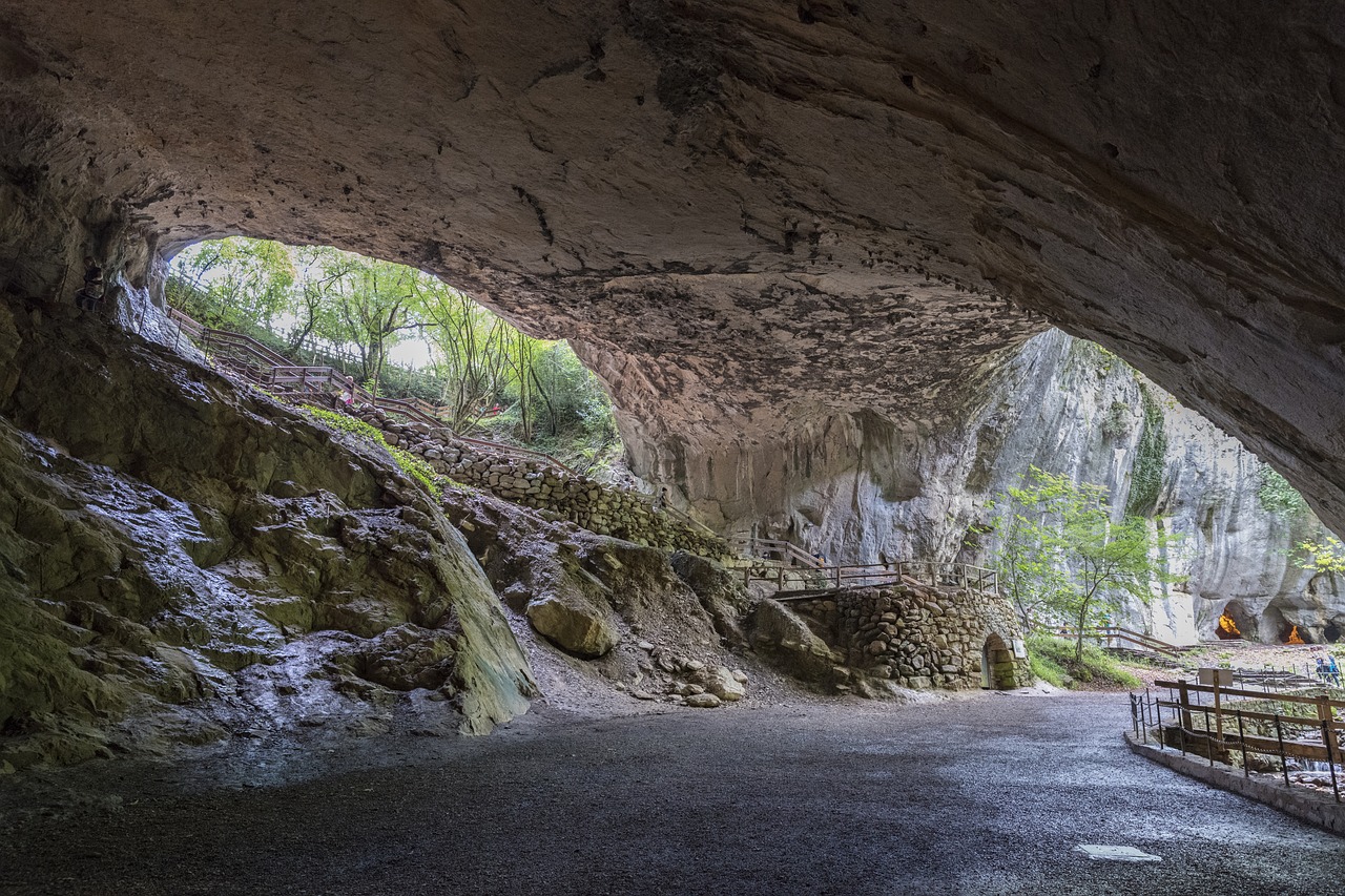 grotta zugarramurdi paura caverna