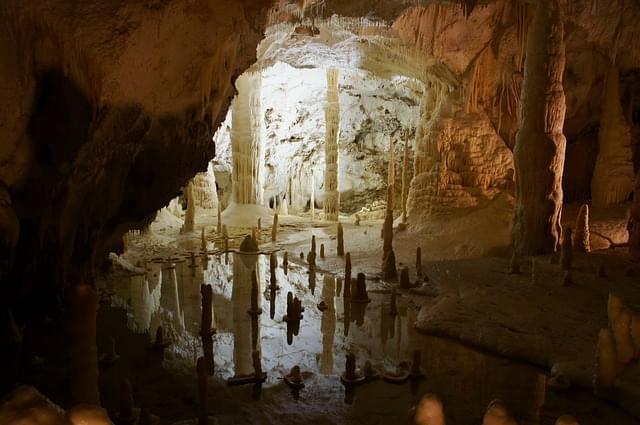grotte albania pellumbas