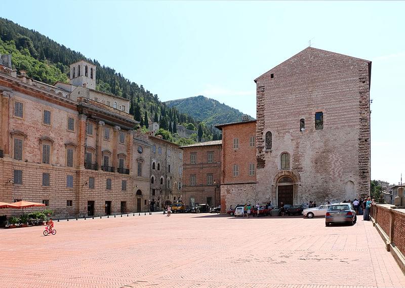 gubbio piazza grande e palazzo pretorio