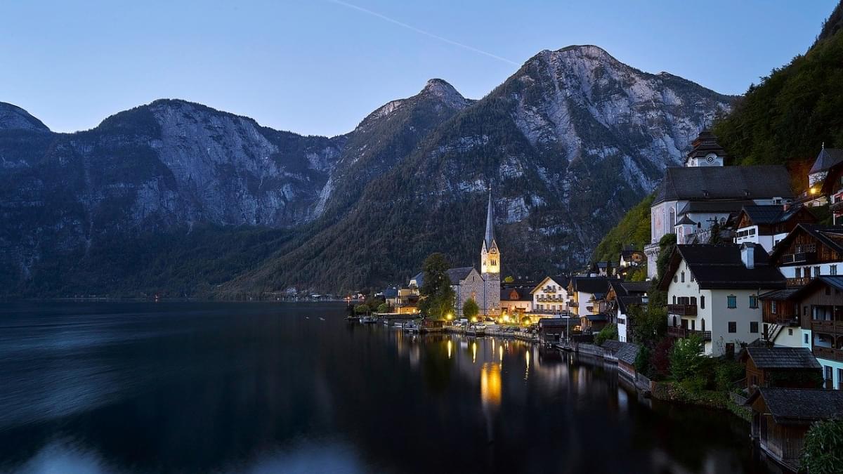 hallstatt chiesa lago in austria