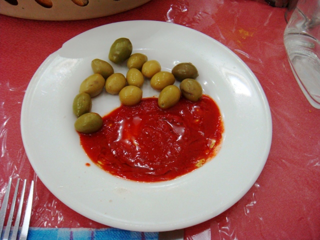 Ciotola di harissa rossa piccante con olio d'oliva