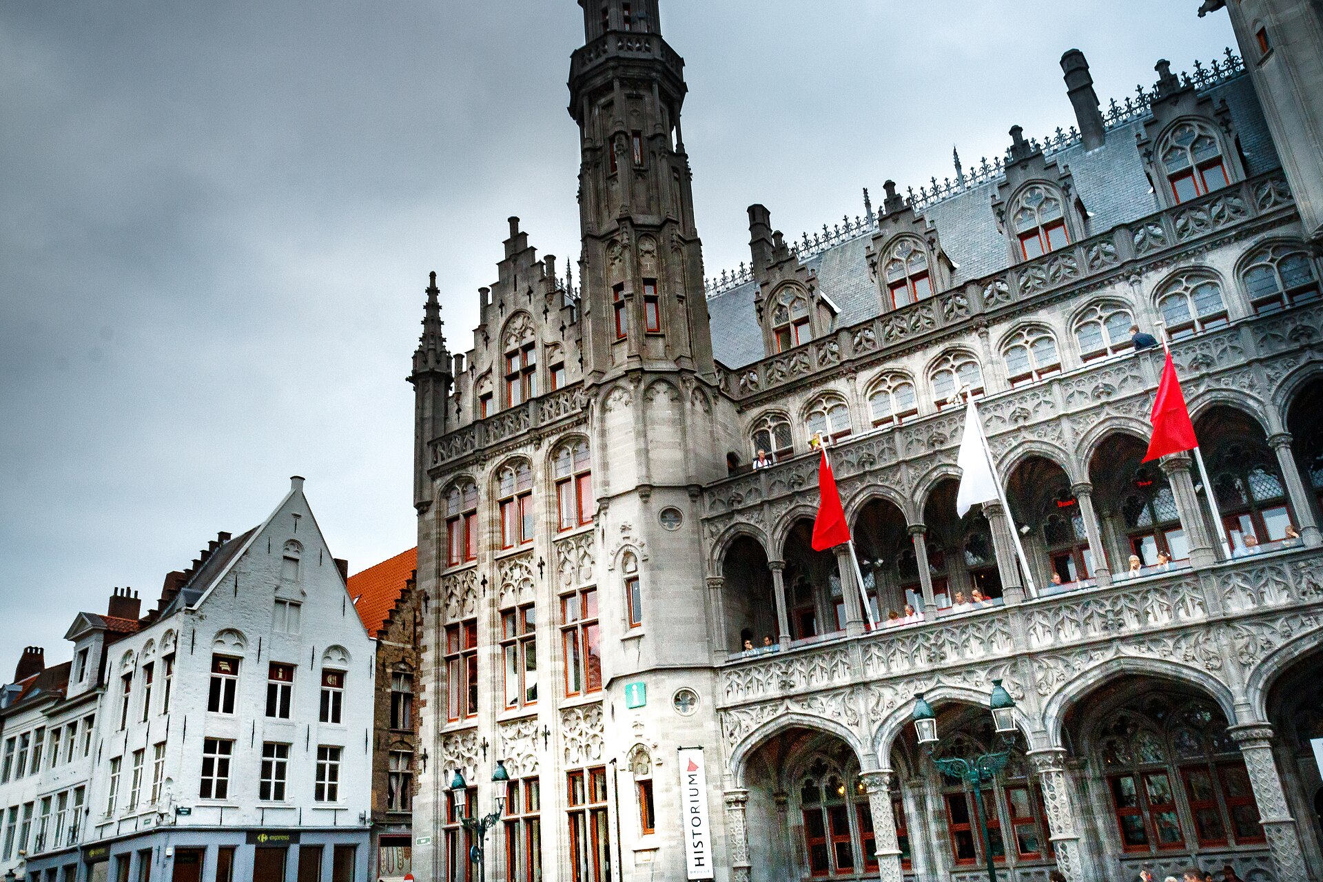 vista dal basso dell'historium bruges con sfondo