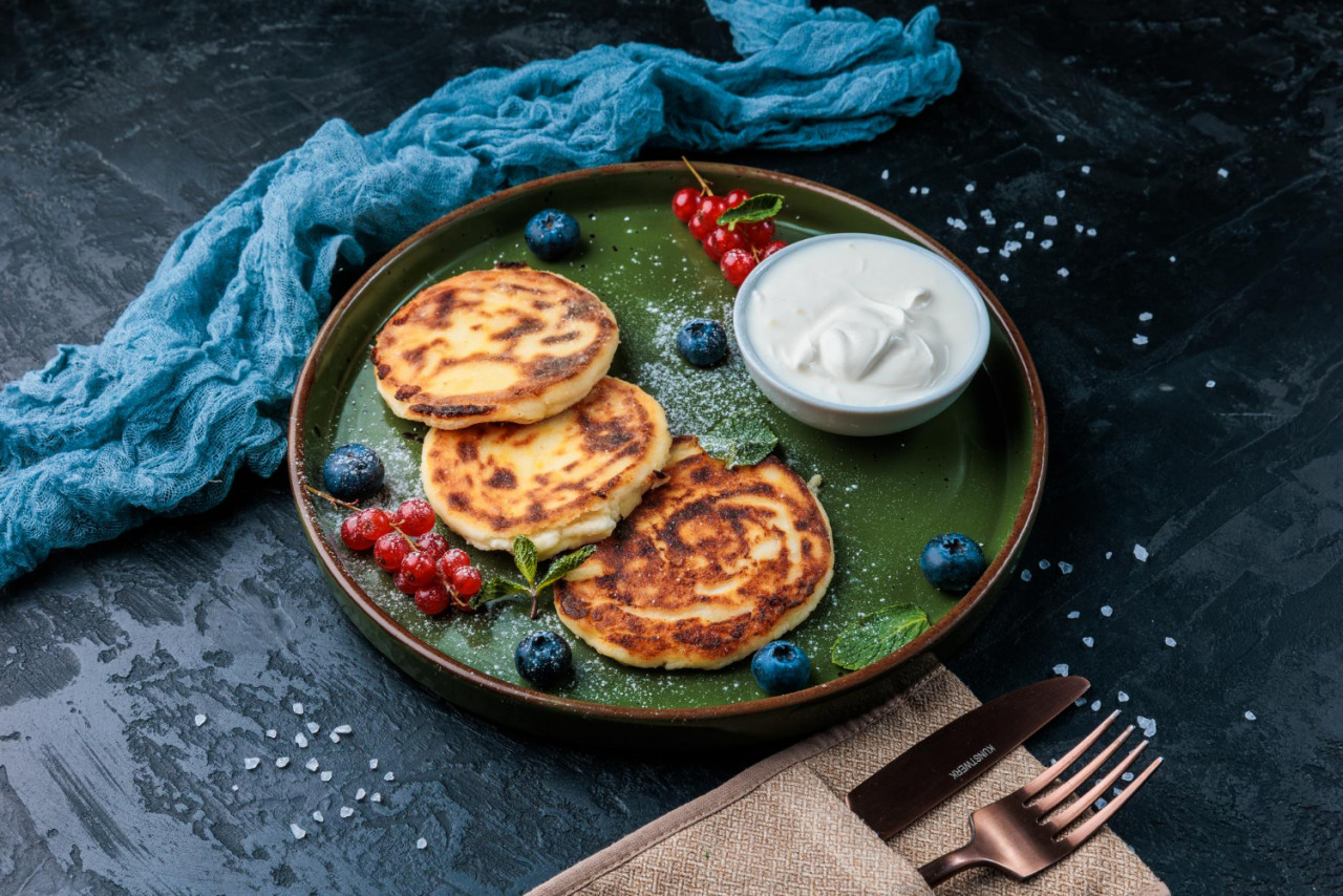 homemade sottage cheese pancakes syrniki with blueberry craft green plate
