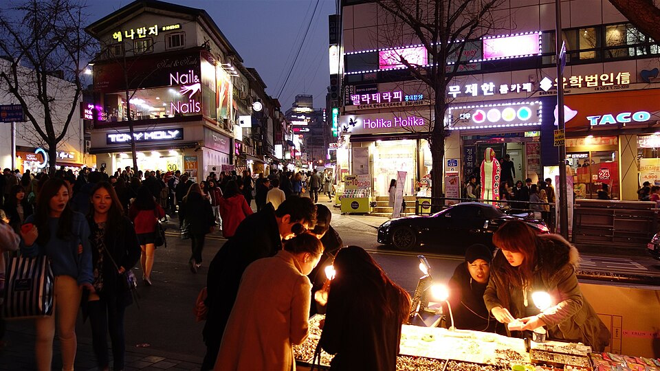 hongdae party district at night seoul 1