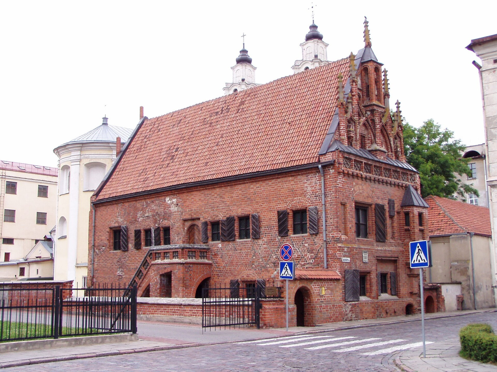 Dettaglio della facciata in stile gotico fiammeggiante della storica Casa di Perkūnas a Kaunas