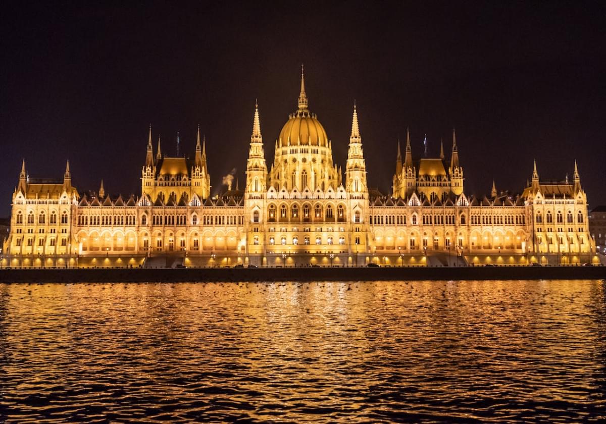 hungarian parliament at night