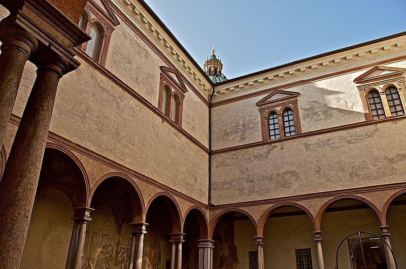 i chiostri di san pietro con la cupola dell omonima chiesa