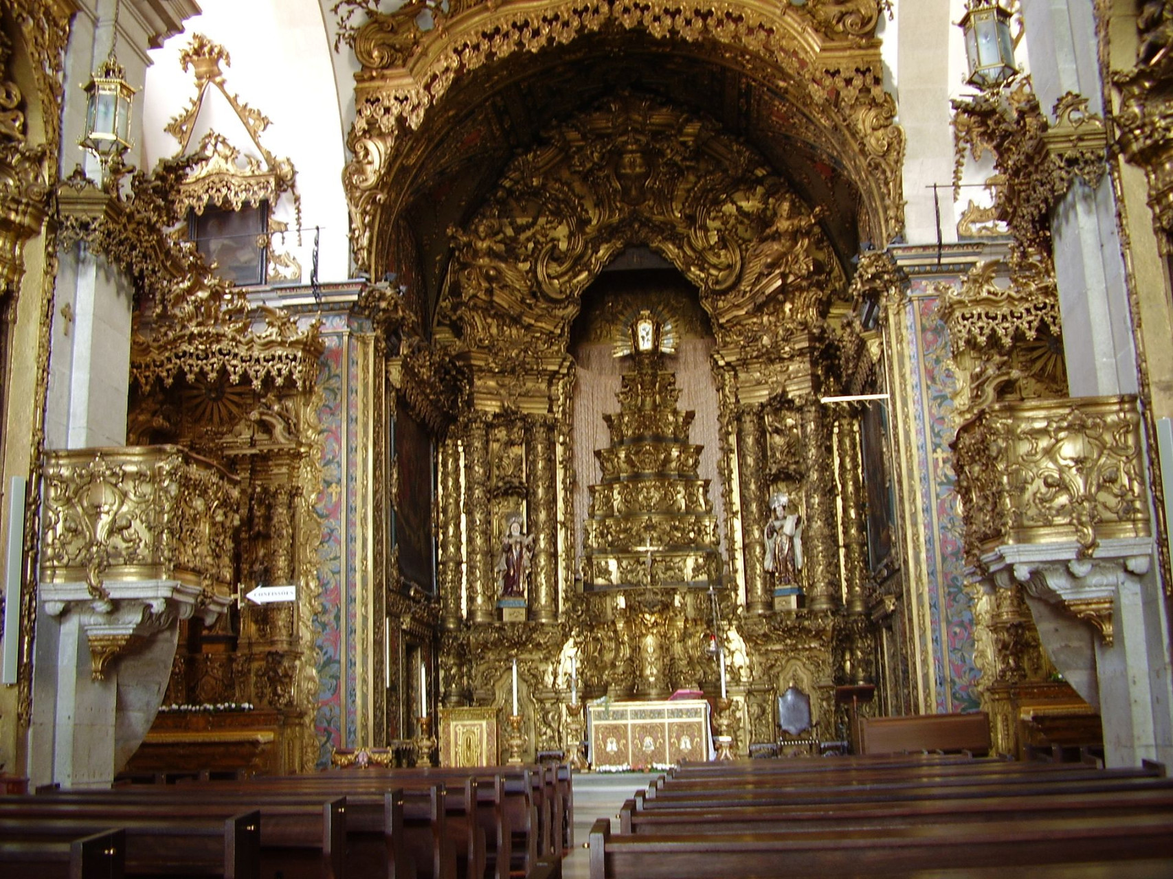 Interno Igreja Carmelitas con decorazioni in oro religiose