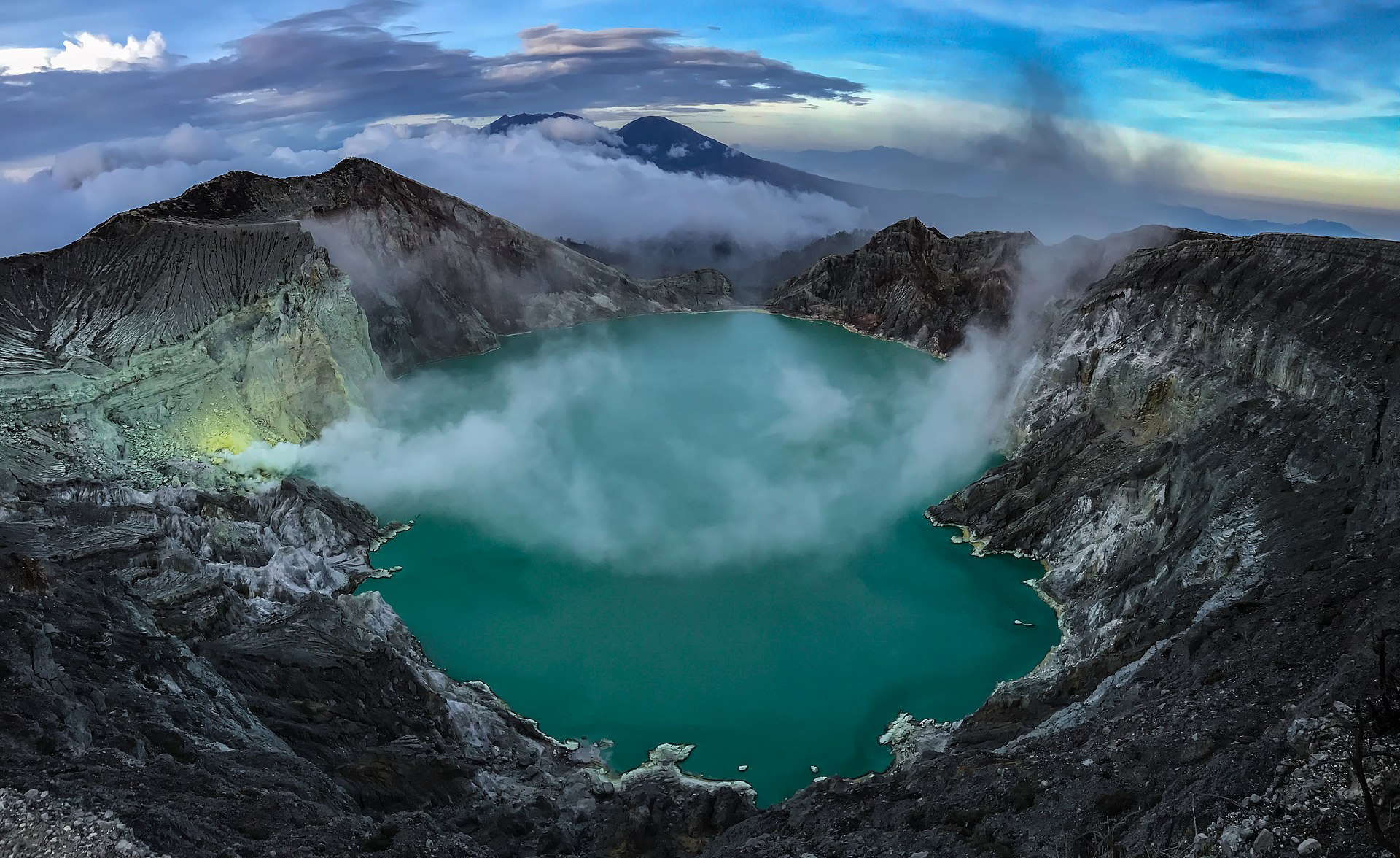 ijen volcano sunrise