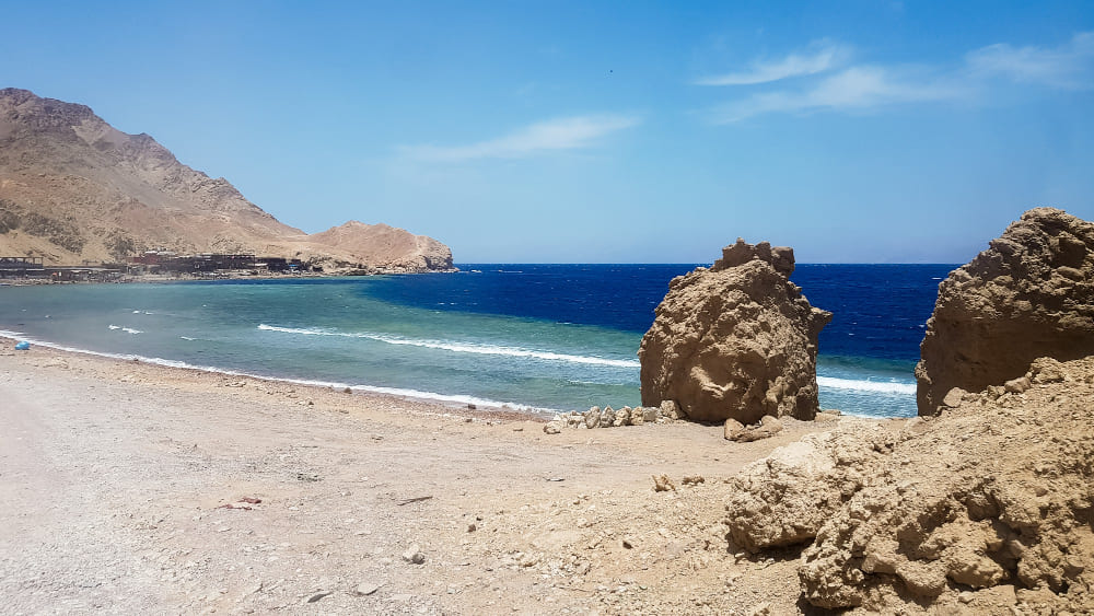 il blue hole e un popolare punto di immersione nel sinai orientale sunny beach resort sul mar rosso a dahab una famosa destinazione turistica vicino a sharm el sheikh sole splendente