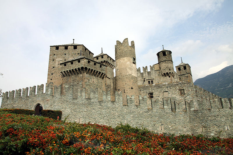 Per difendersi dai nemici i signori feudali costruiscono fortificazioni: I CASTELLI