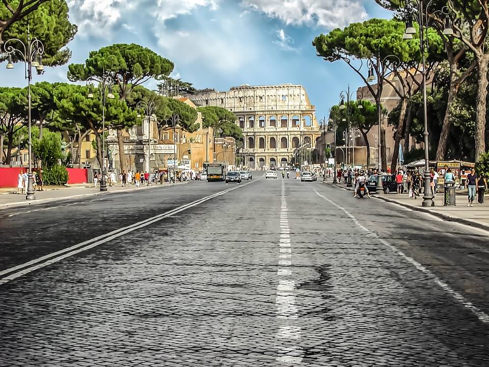 il colosseo si raggiunge facilmente dal centro citta 