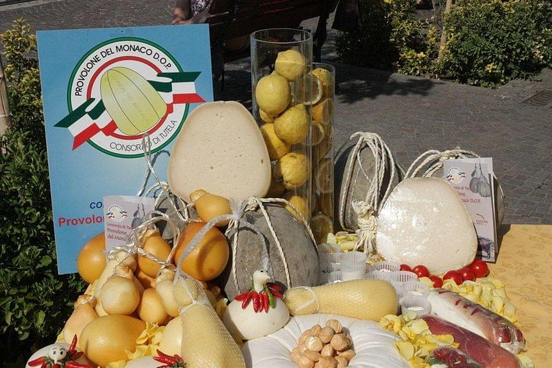 il formaggio provolone del monaco