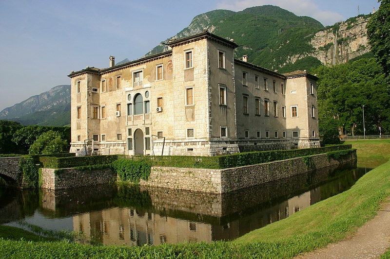 il palazzo delle albere circondato dal fossato