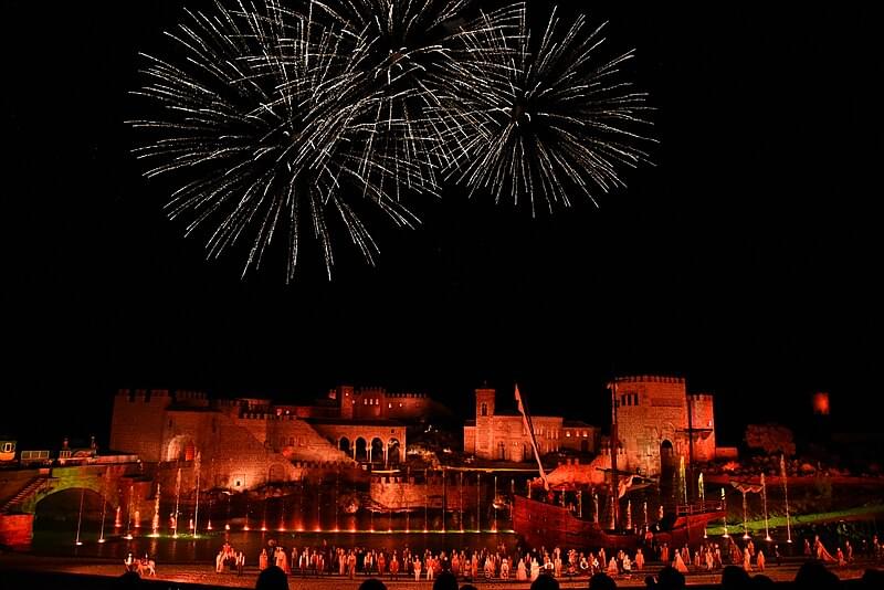 inauguracion del parque tematico puy du fou espana