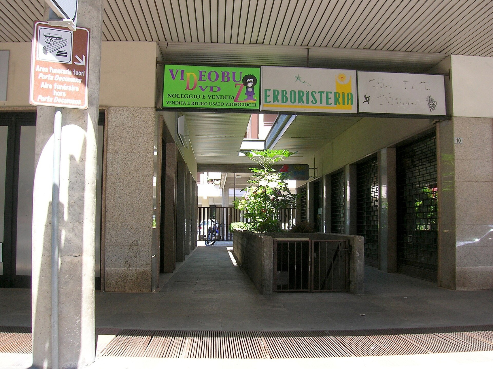 ingressoareafunerariafuoriportadecumanaq1