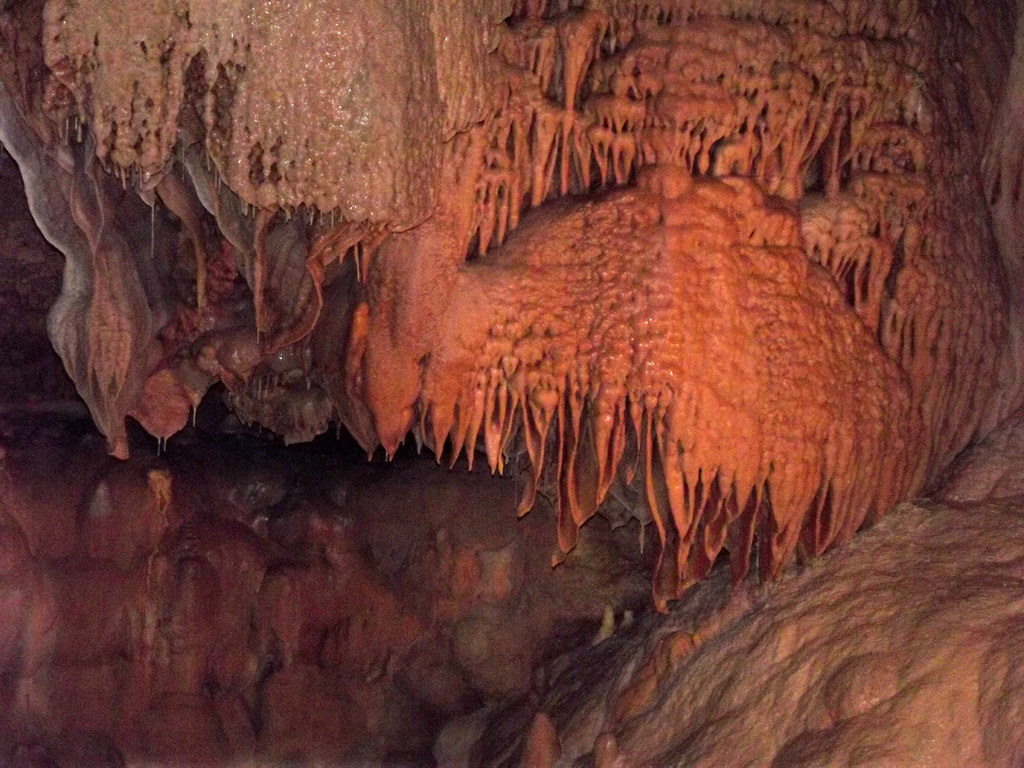 inside natural bridge caverns 36