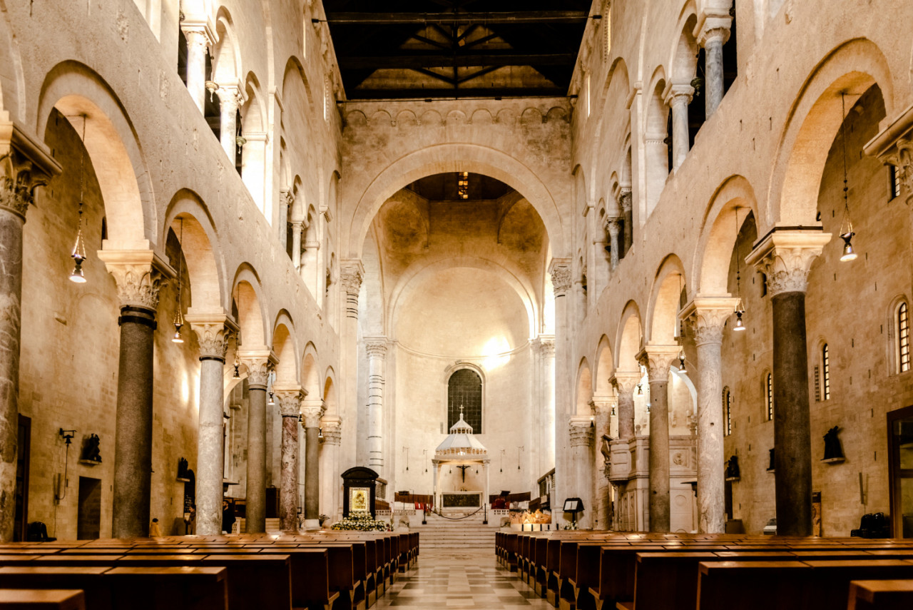 interior main nave cathedral basilica san sabino bari