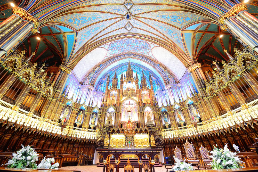 interno della basilica di notre dame di montreal con decorazioni