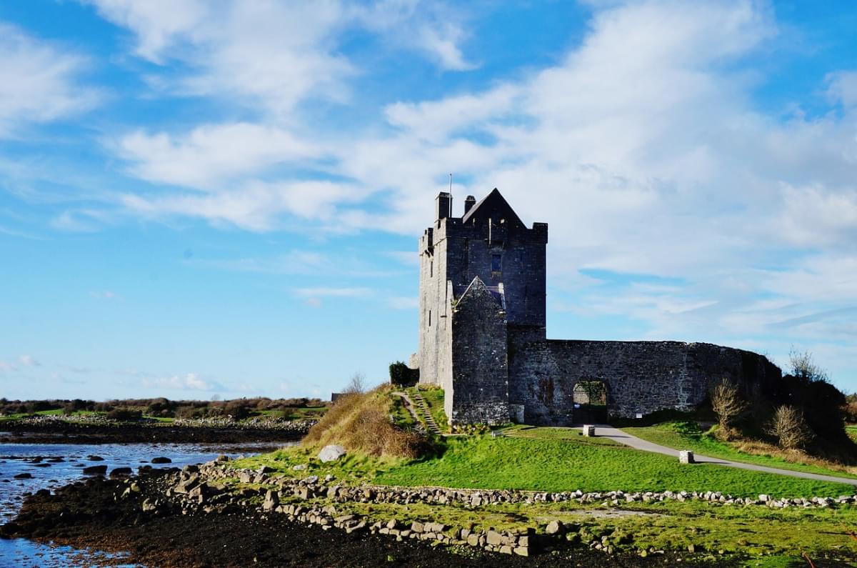 irland galway dunguaire burg meer