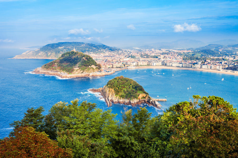 isla santa clara san sebastian donostia vista panoramica aerea ciudad pais vasco espana