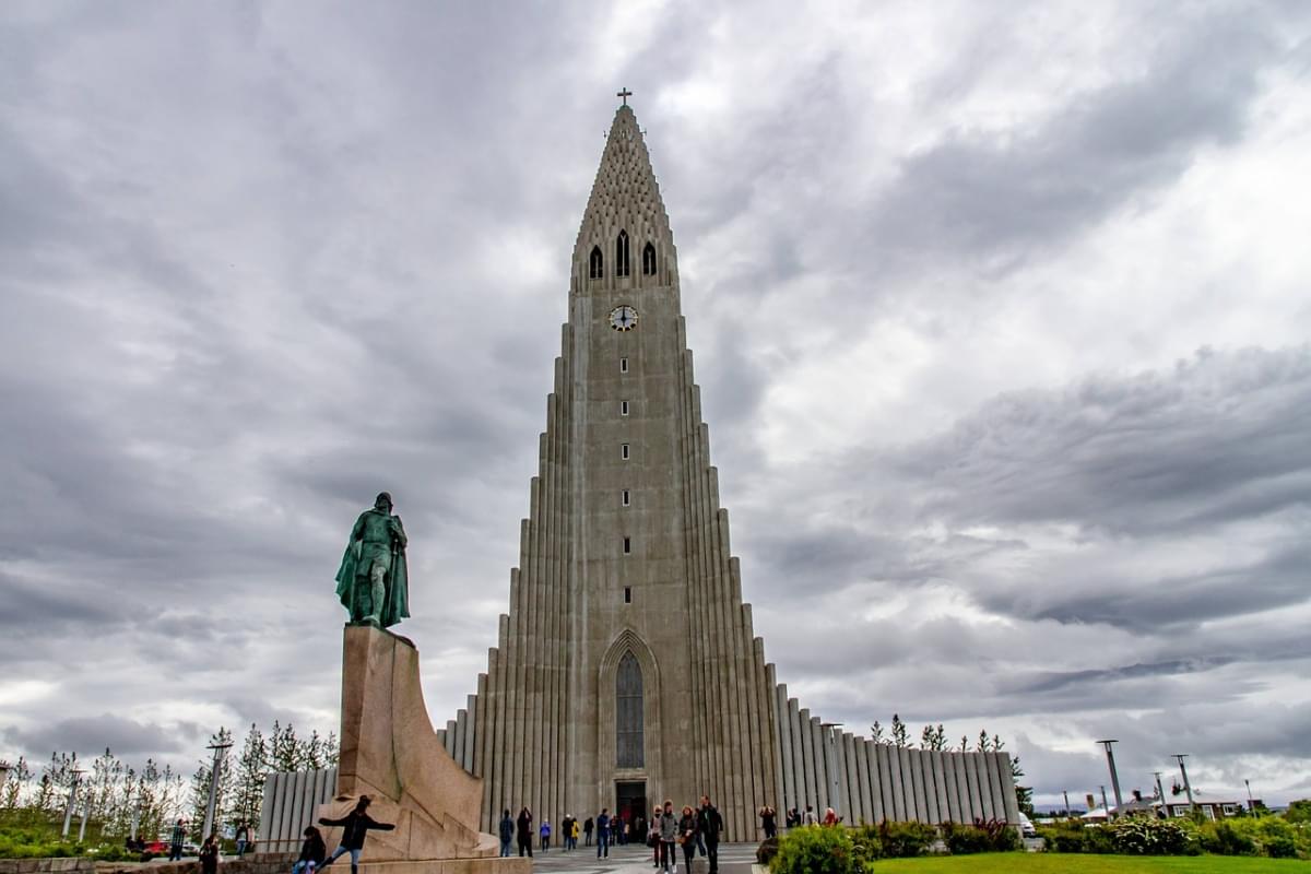 islanda reykjavik chiesa nuvole 1
