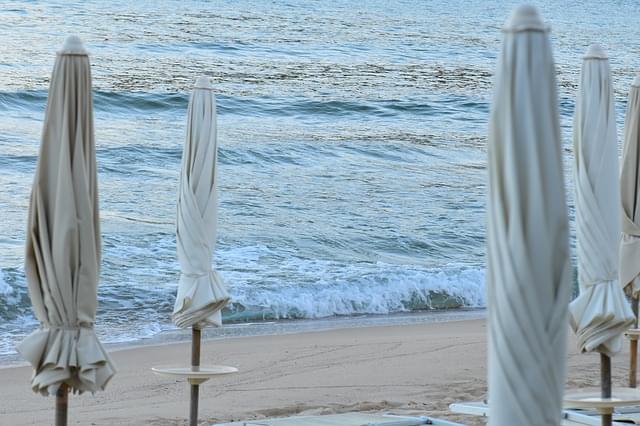 ombrelloni chiusi in spiaggia