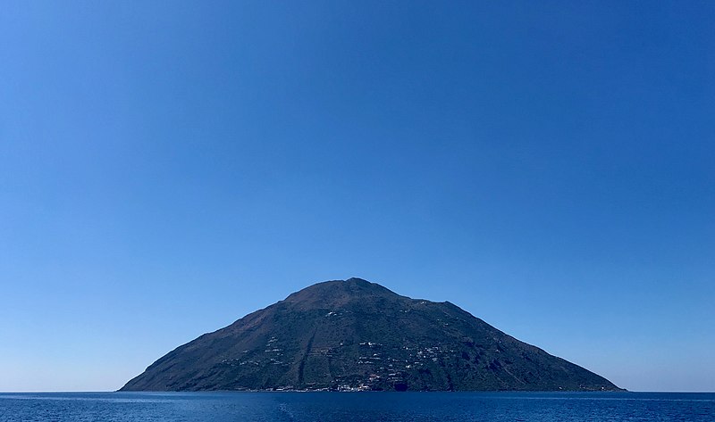 isola di alicudi vista dal mare