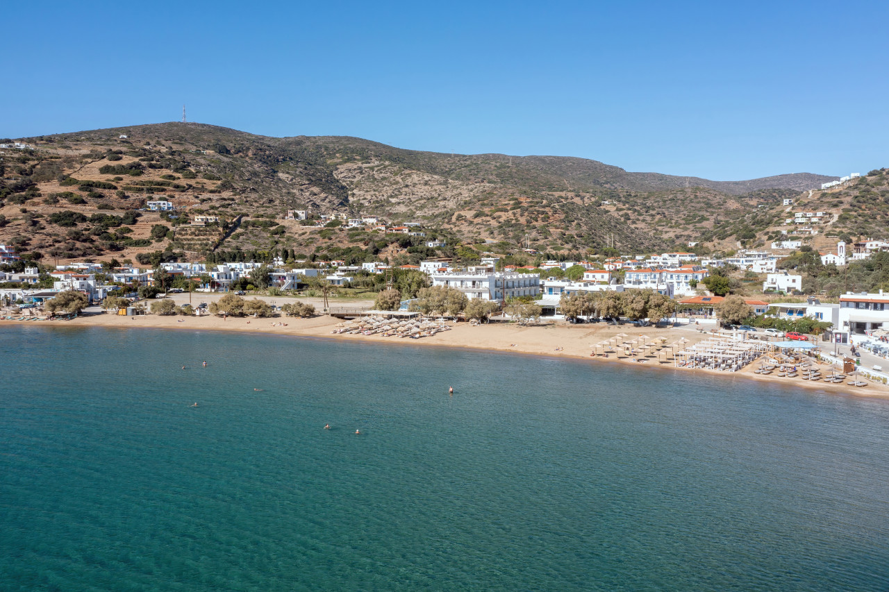 isola di andros villaggio di batsi cicladi grecia vista aerea del drone della spiaggia sabbiosa acqua di mare cielo blu