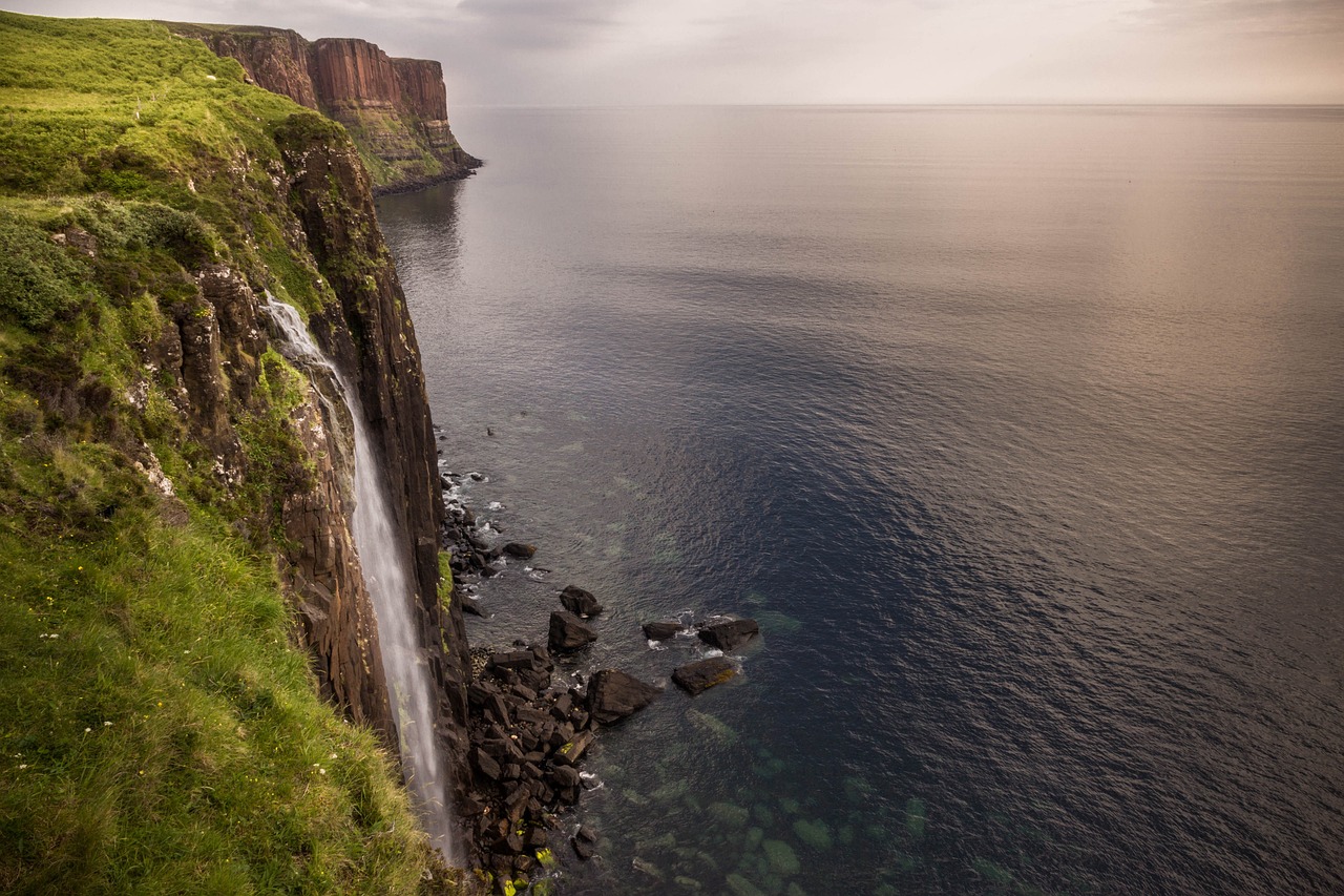 isola di skye cascata mare scozia