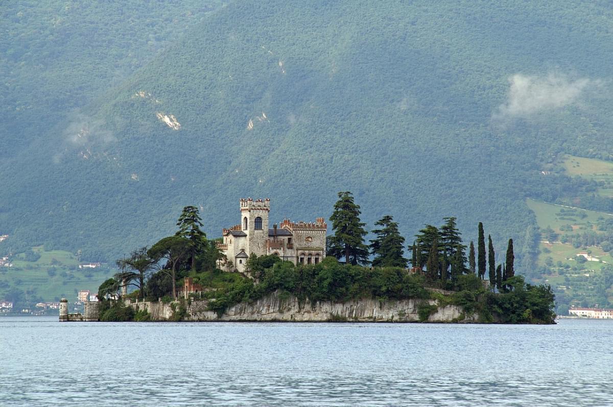 isola in mezzo iseo iseo iseo