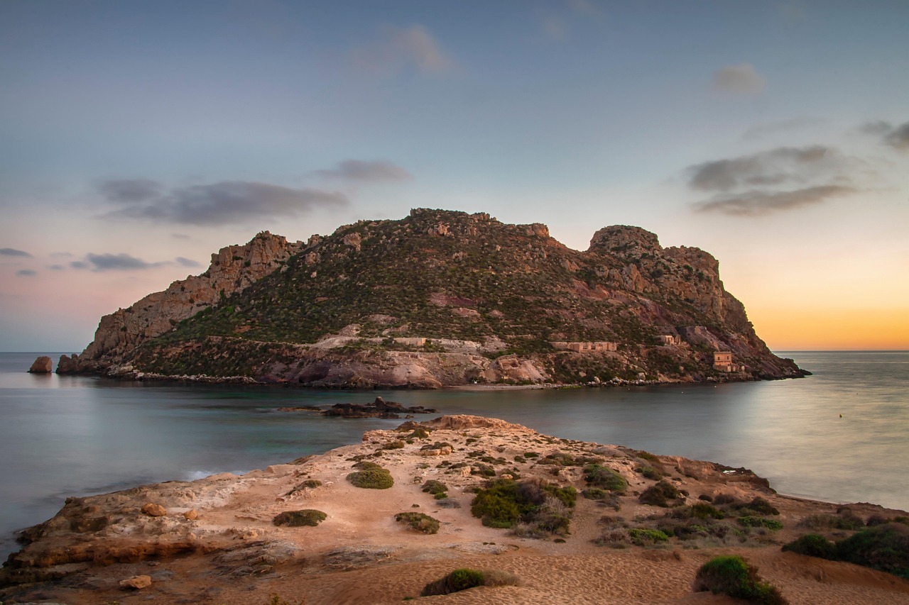 isola mare costa nuvole tramonto