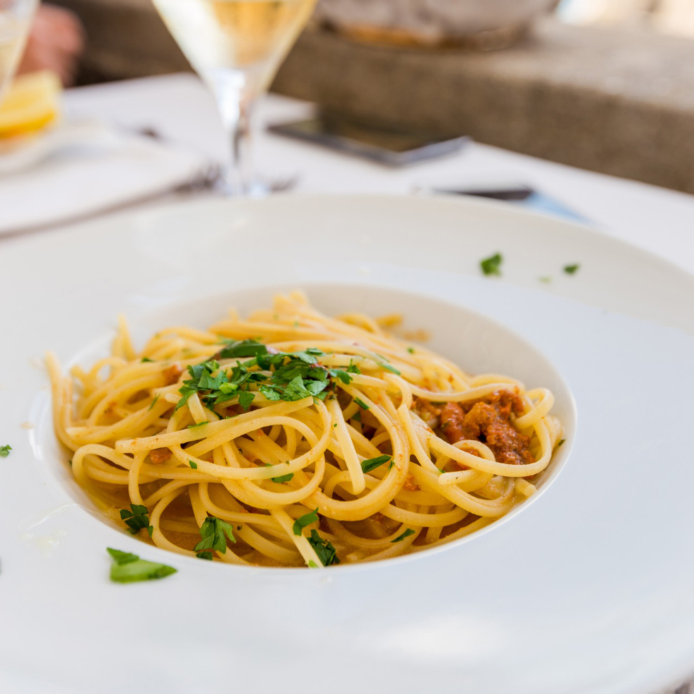 italian pasta spaghetti with sea urchin white plate rastaurant 1