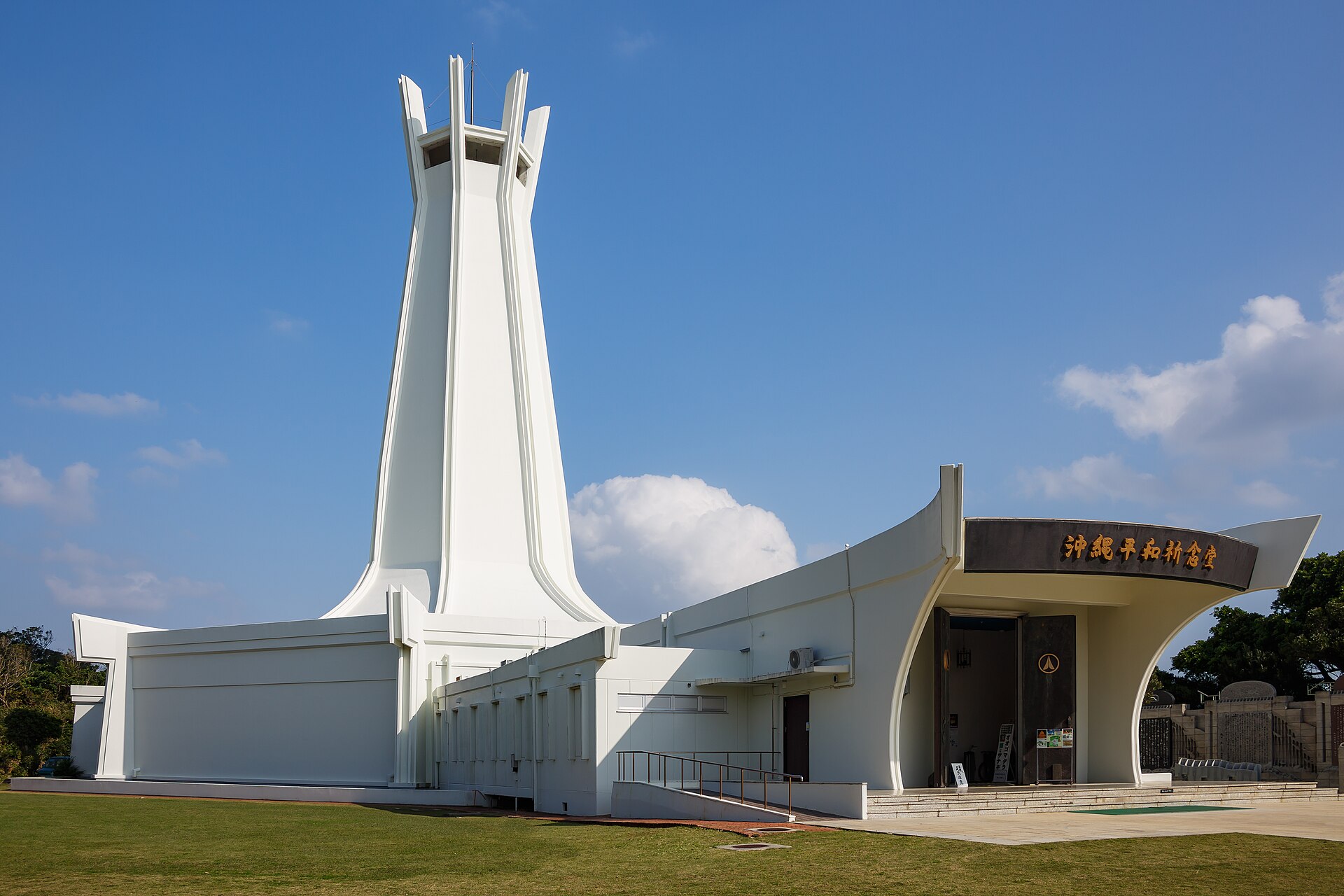 itomanokinawaokinawa peace memorial hall 01