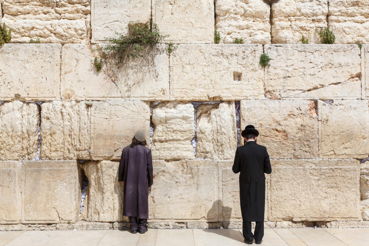 jerusalem israel april 6th 2016 people praying wailing wall jerusalem israel